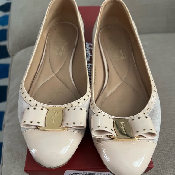 GUC Ferragamo Varina flats - pale pink with rose gold sequins, gold bow 7.5 C - Picture 2 of 8
